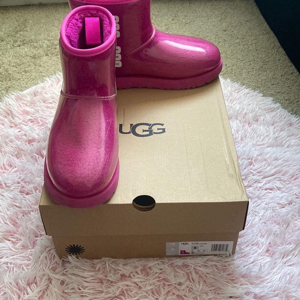 Water proof pink Ugg’s women’s size 8.